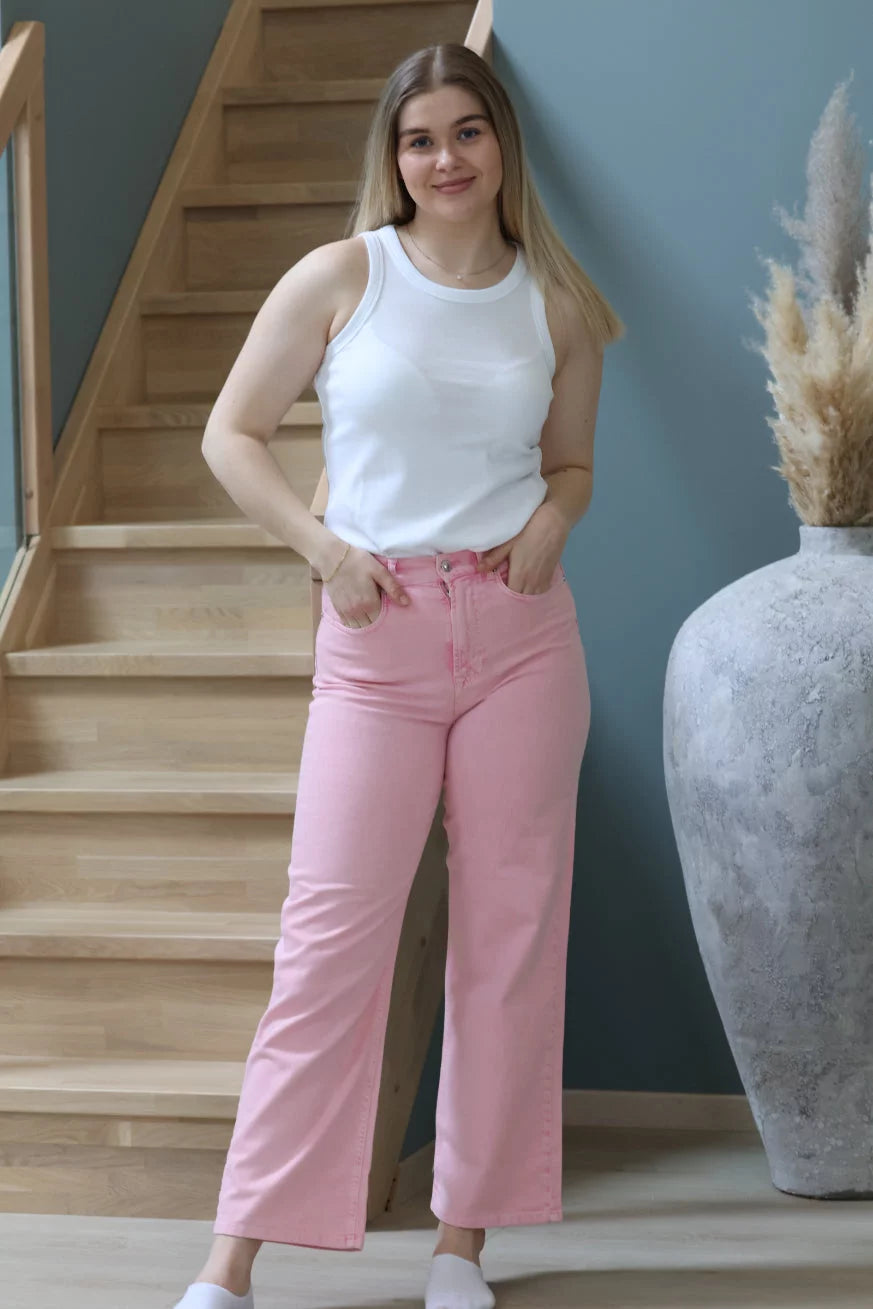 Brooke jeans i fra Ivy er en vid modell i en nydelig rosafarge!